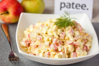 Салат с крабовыми палочками, сладким перцем и яблоком