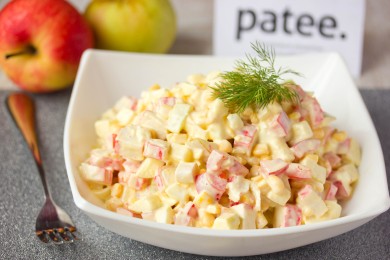 Рецепт Салат с крабовыми палочками, сладким перцем и яблоком