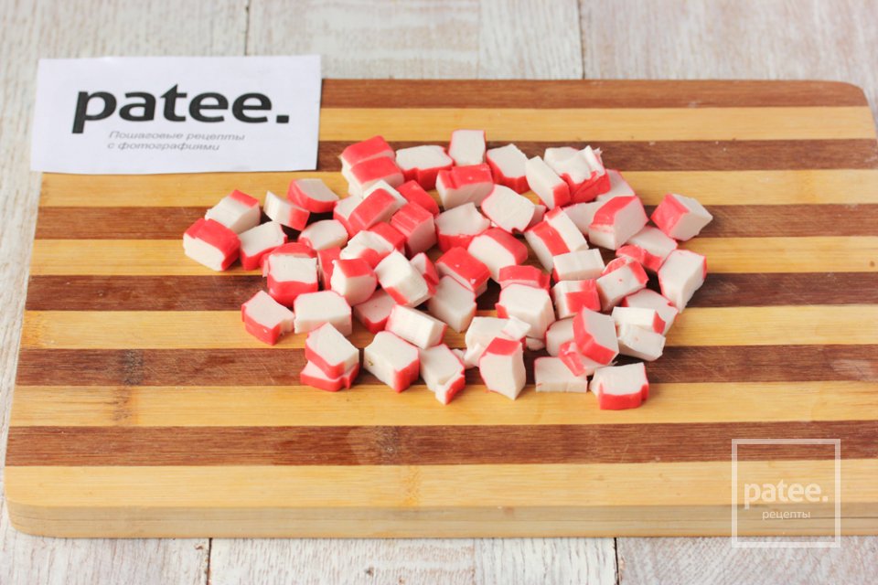 Салат с крабовыми палочками, сладким перцем и яблоком - Шаг 2