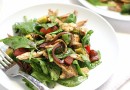 Куриный салат с овощами и беконом