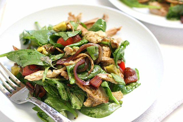 Куриный салат с овощами и беконом