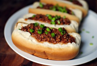 Хот-дог с фаршем и сыром