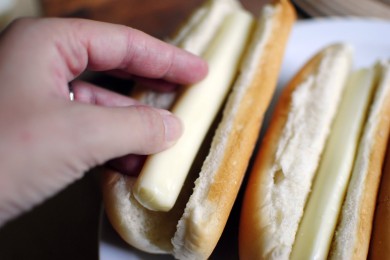 Хот-дог с фаршем и сыром - приготовление