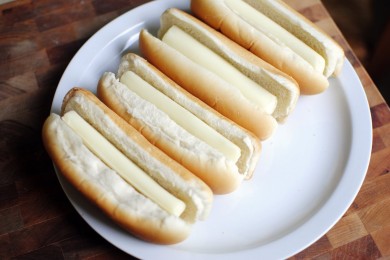 Хот-дог с фаршем и сыром - приготовление