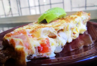 Омлет с помидорами и сыром