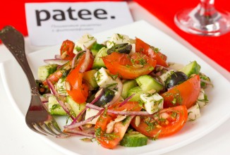 Овощной салат с брынзой, маслинами и семенами подсолнечника