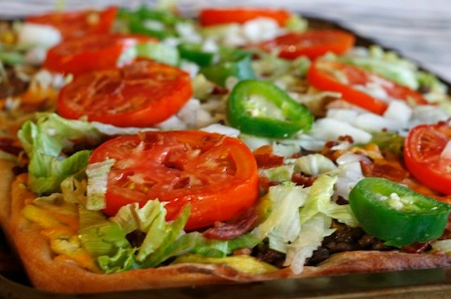 Пицца с беконом и овощами