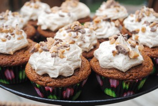 Тыквенные кексы с кремом и карамелью