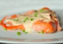 Запеченный лосось под сливочным соусом