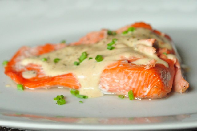 Запеченный лосось под сливочным соусом
