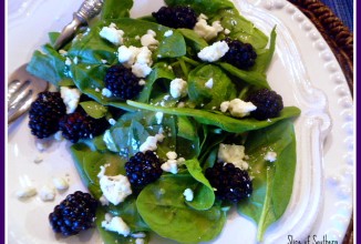 Салат из шпината с ежевикой