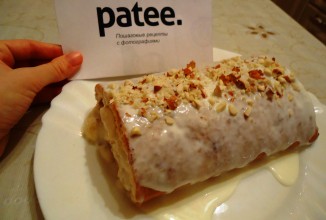 Банановый рулет с орехами