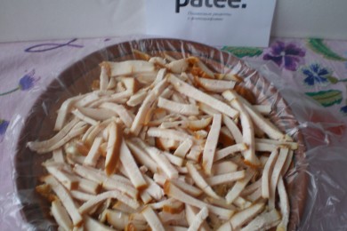 Салат с копченой индейкой - приготовление