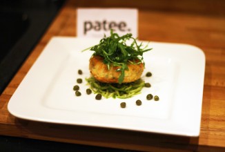 Пирожные из лосося на лаймовой подушке с каперсами.