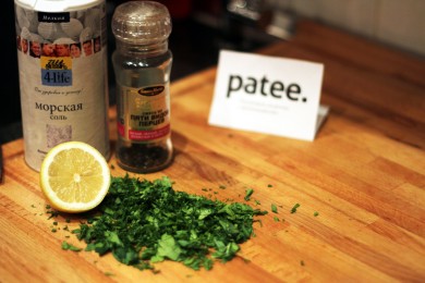 Пирожные из лосося на лаймовой подушке с каперсами. - приготовление