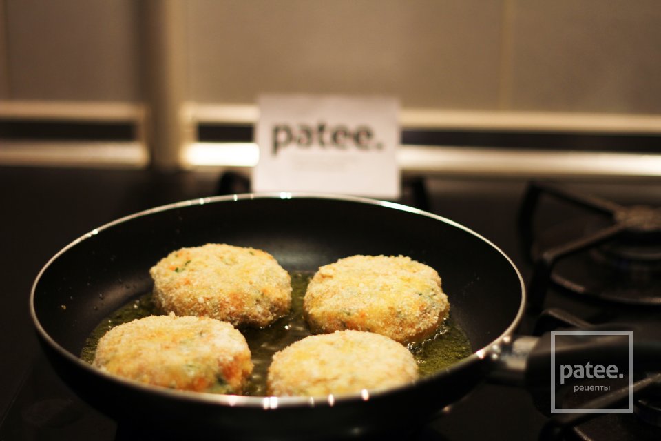 Пирожные из лосося на лаймовой подушке с каперсами. - Шаг 10