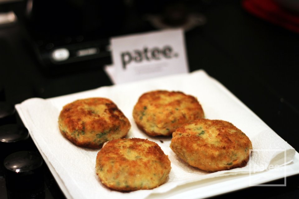 Пирожные из лосося на лаймовой подушке с каперсами. - Шаг 11