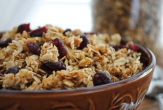 Гранола с кокосом и орехами