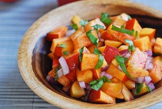 Салат из нектарина с базиликом