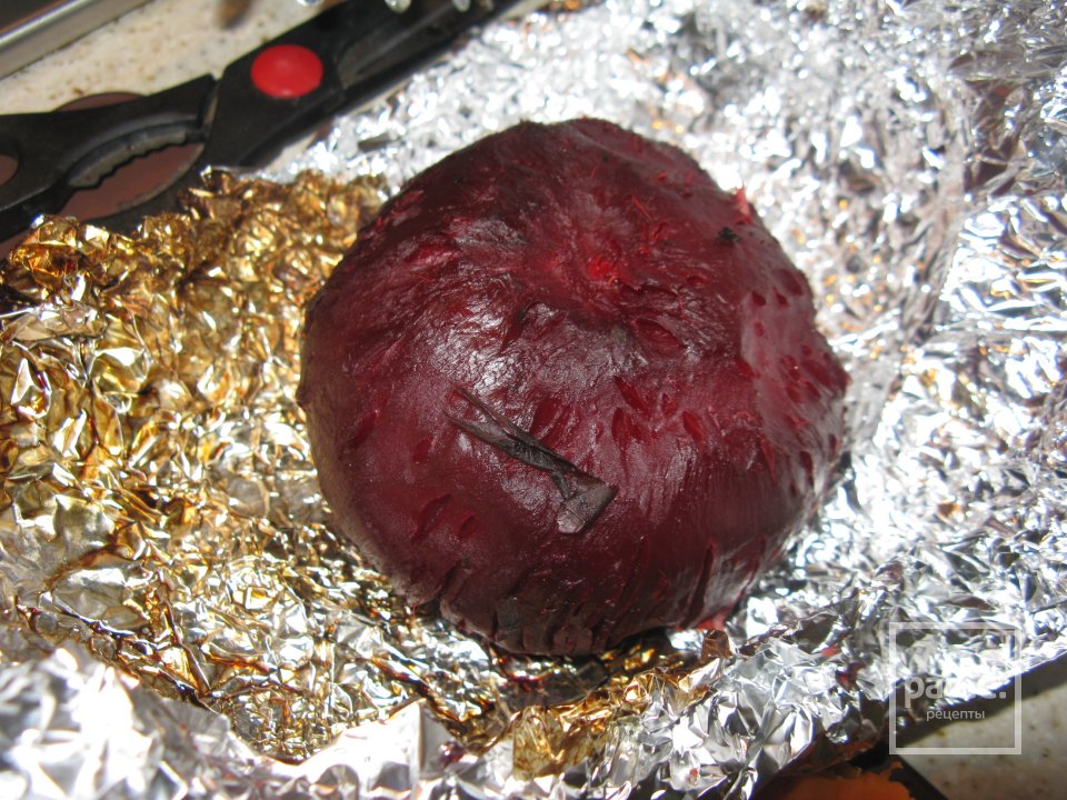 СЕРДЕЧНАЯ ИСТОРИЯ: Мильфей из свеклы и авокадо с заправкой из петрушки - Шаг 1