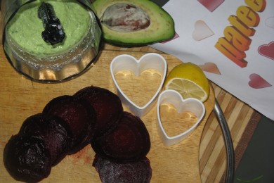 СЕРДЕЧНАЯ ИСТОРИЯ: Мильфей из свеклы и авокадо с заправкой из петрушки - приготовление