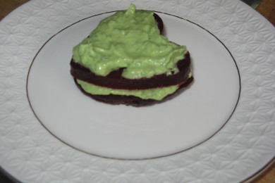 СЕРДЕЧНАЯ ИСТОРИЯ: Мильфей из свеклы и авокадо с заправкой из петрушки - приготовление