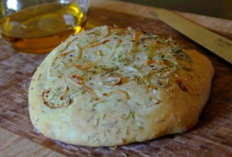 Фокачча с луком и розмарином