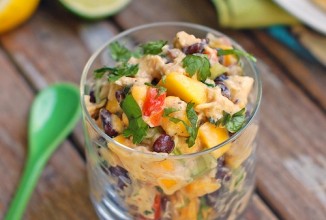 Салат с курицей и манго