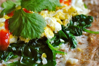 Буррито с яйцом и шпинатом