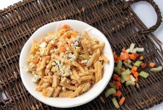 Салат Буффало с курицей и пастой