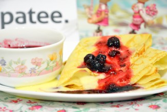 Налистники с кремом маскарпоне и клюквой