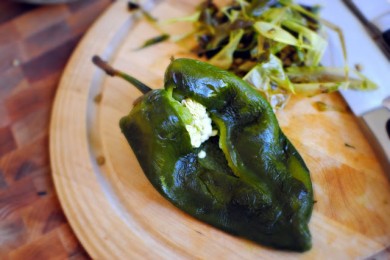 Фаршированные перцы чили - приготовление