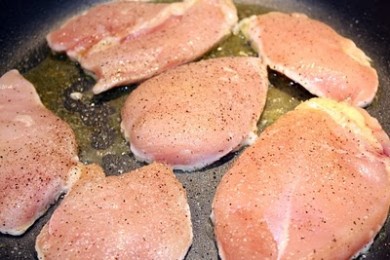 Куриные грудки в  сливочном соусе - приготовление