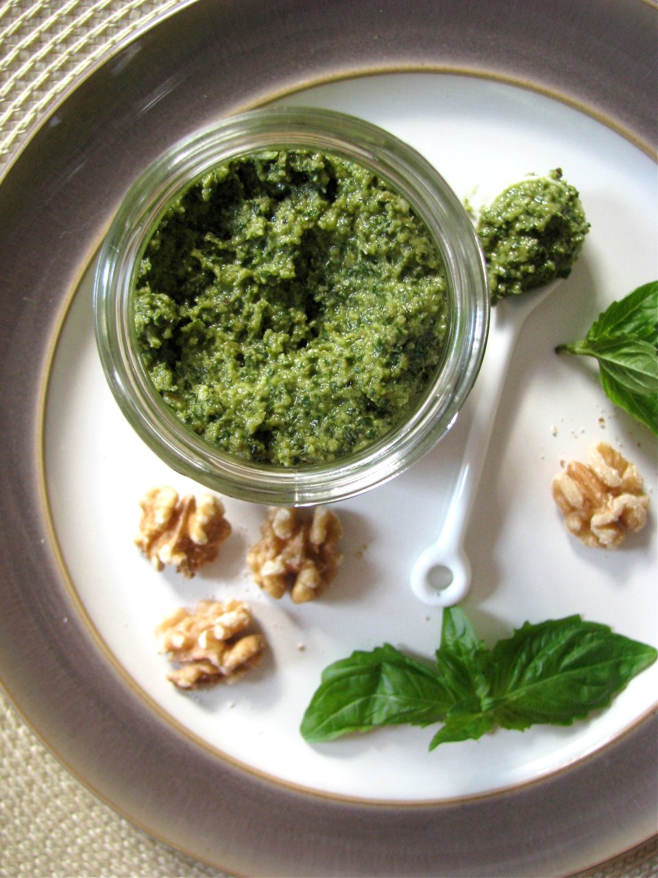 Соус песто рецепт из укропа и петрушки. Песто рецепт с грецкими орехами. Песто рецепт с грецкими орехами. Песто с грецкими орехами. Базилик песто аль италия уд.