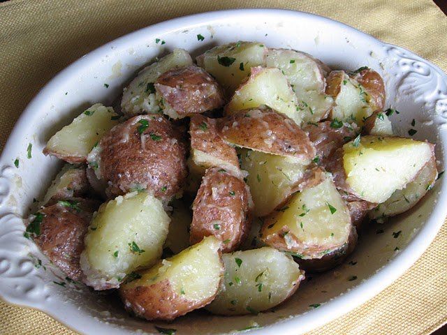 Отварной картофель с зеленью