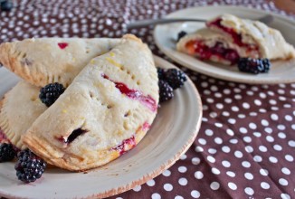 Пирожки с персиками и ежевикой