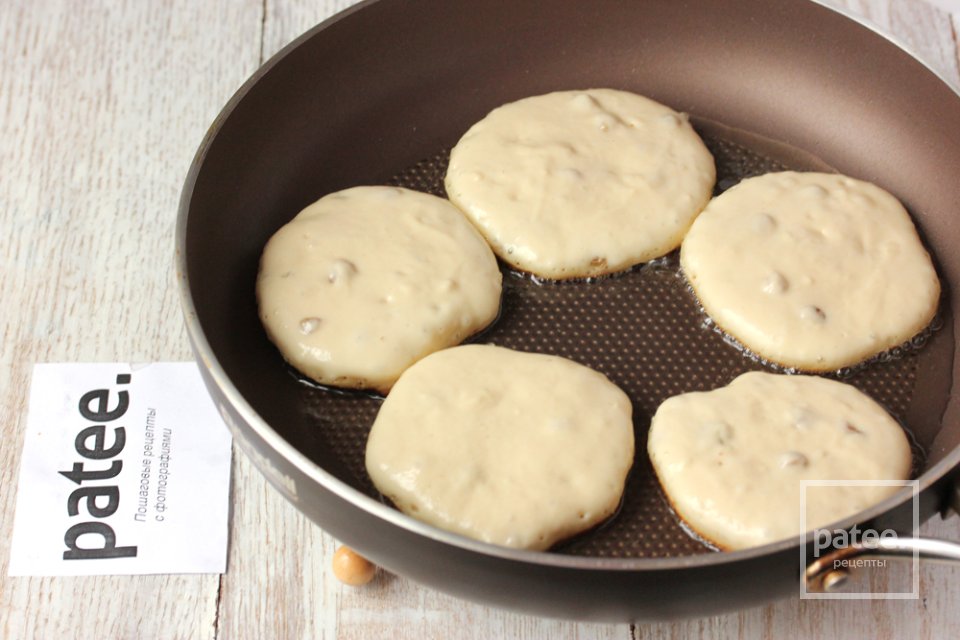 Оладьи на ряженке с изюмом - Шаг 8