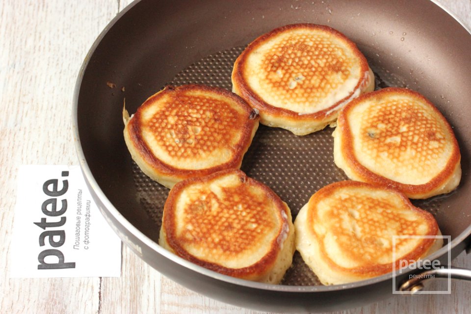 Оладьи на ряженке с изюмом - Шаг 9