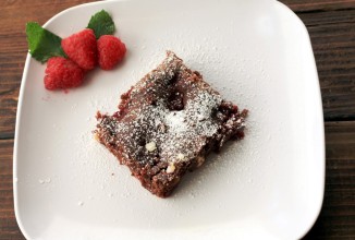 Брауни с малиной и белым шоколадом