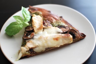 Пицца с курицей и песто из макадамии