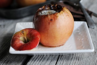 Печеные яблоки с корицей