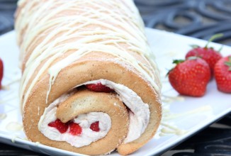 Рулет с клубникой и шоколадом