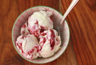 Лимонное мороженое с ягодами