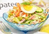 Салат из капусты с колбасой, сладким перцем и горошком