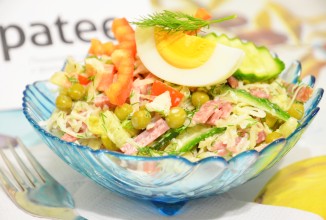 Салат из капусты с колбасой, сладким перцем и горошком