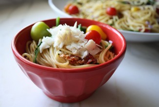 Паста с беконом и овощами