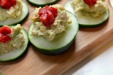 Закуска из огурцов с хумусом - приготовление