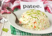 Рис с крабовыми палочками, зелёным луком и яйцом