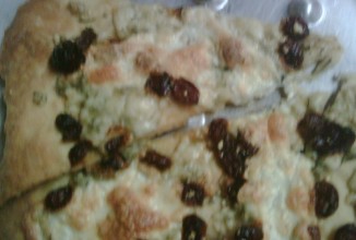 Пицца с розмарином и изюмом