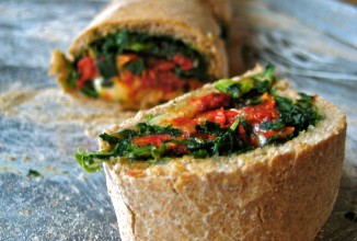 Стромболи с помидорами и шпинатом